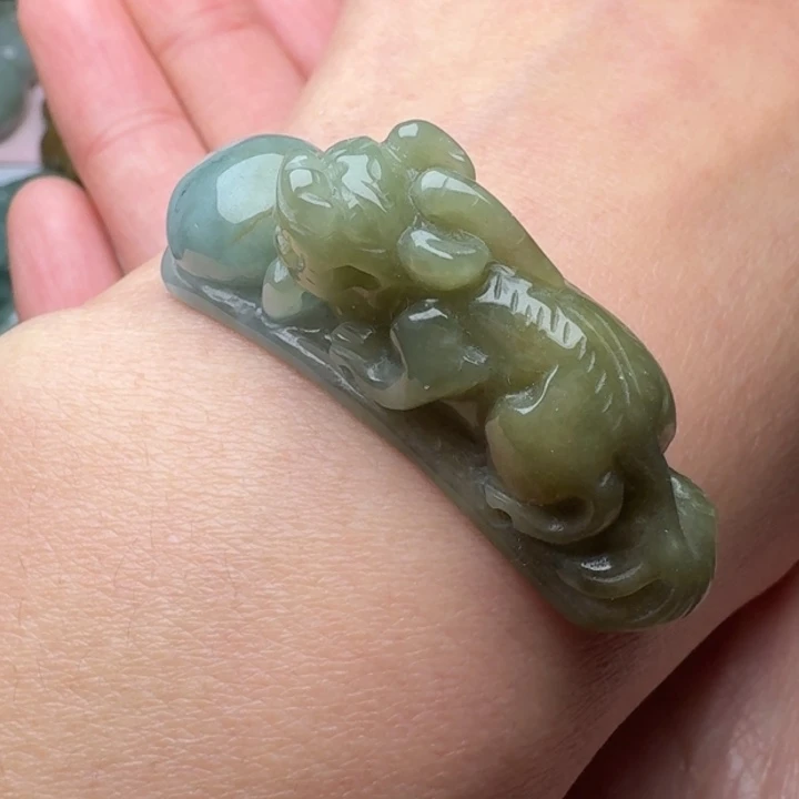 翡翠未镶嵌颈饰手牌
