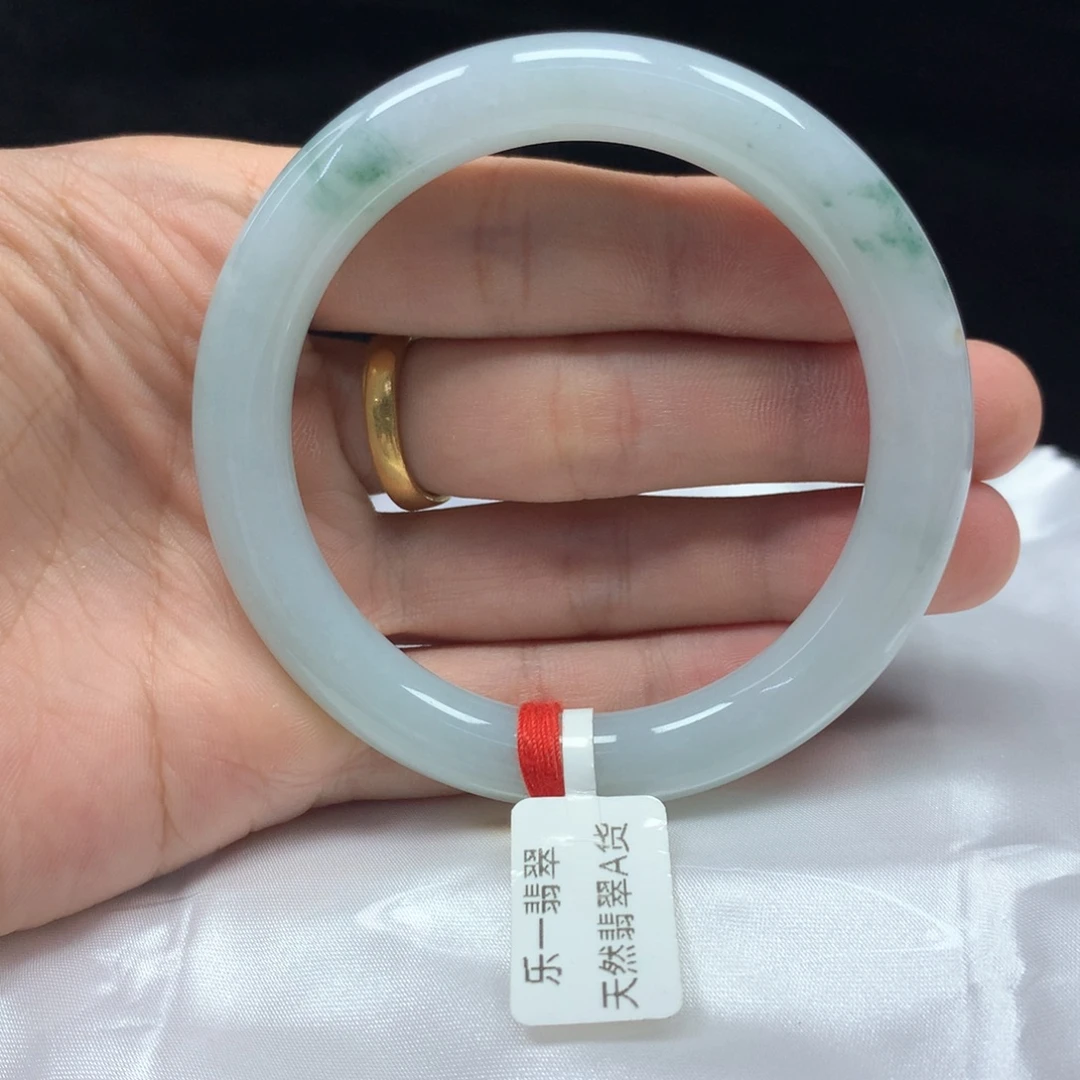 翡翠未镶嵌手镯（圆镯）56.7