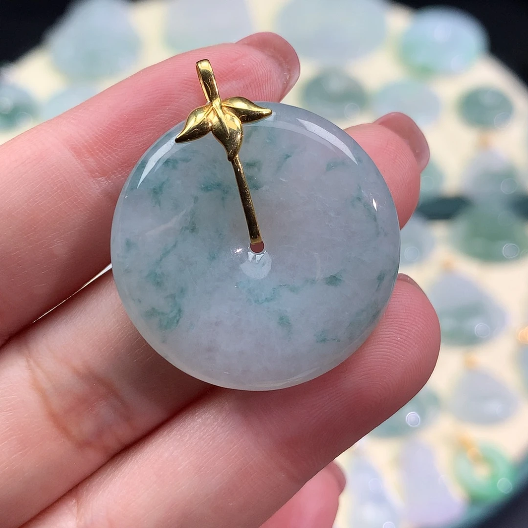 翡翠18K金镶嵌颈饰平安扣