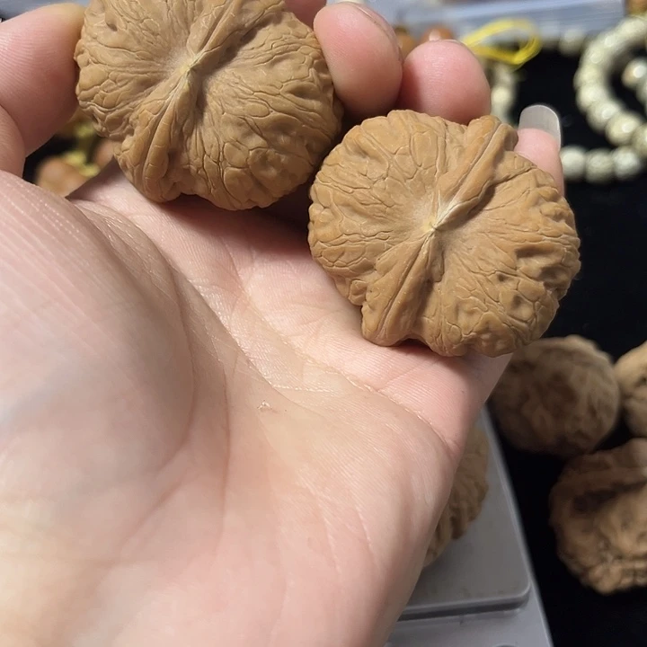 把件文玩核桃边42肚46微瑕元宝，编号00003