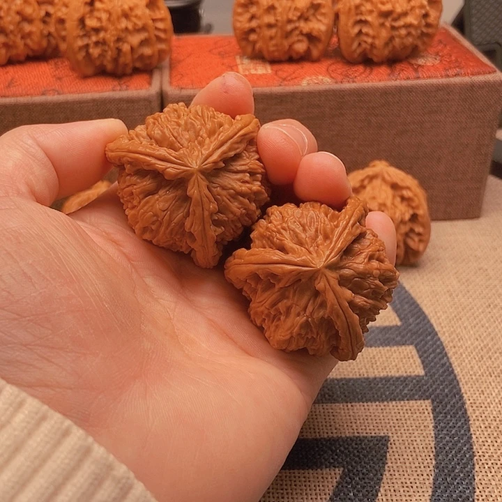 吊坠文玩核桃金****?三棱