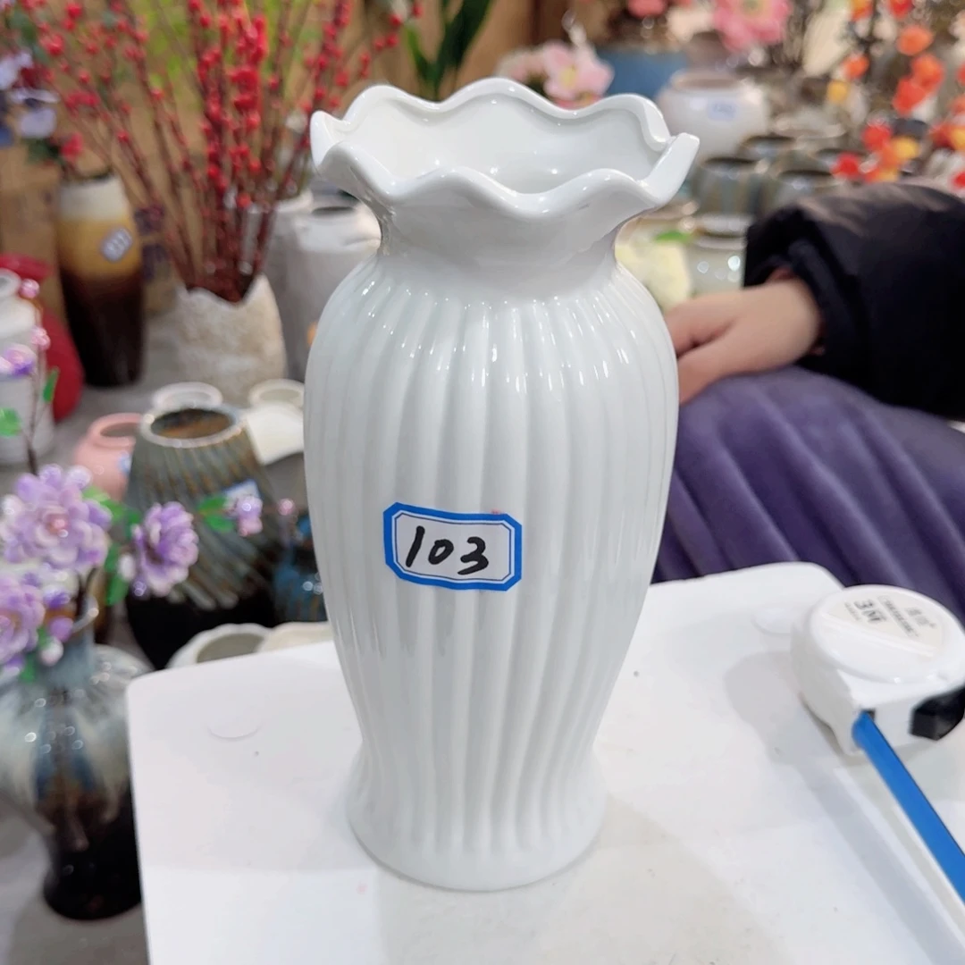 103号陶瓷高23厘米微瑕一个