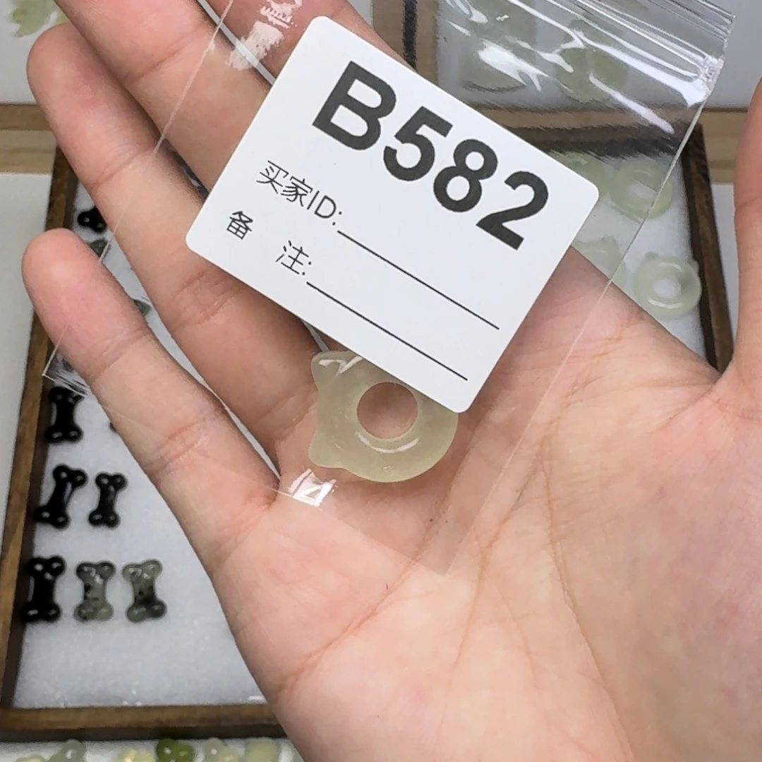 蛇纹石玉98 品的未镶嵌芋*