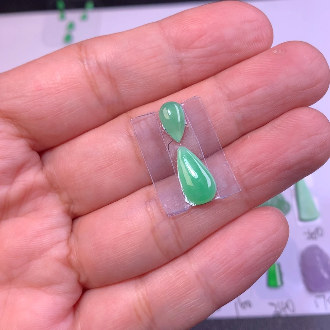 翡翠未镶嵌颈饰水滴
