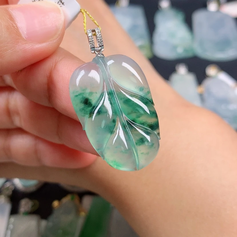 【闪购商品】翡翠18K金镶嵌颈饰叶子