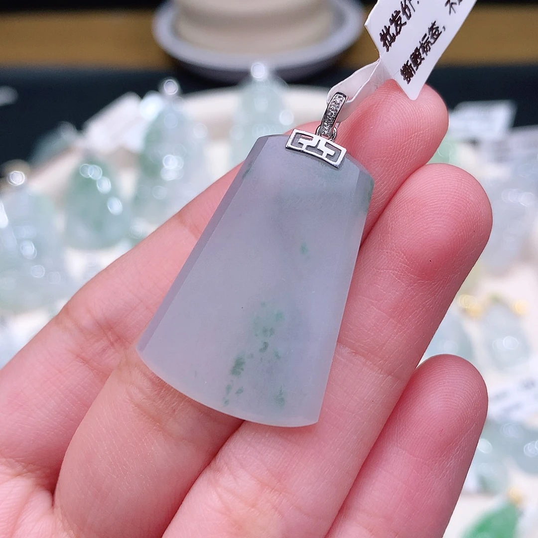 颈饰18K金镶嵌翡翠