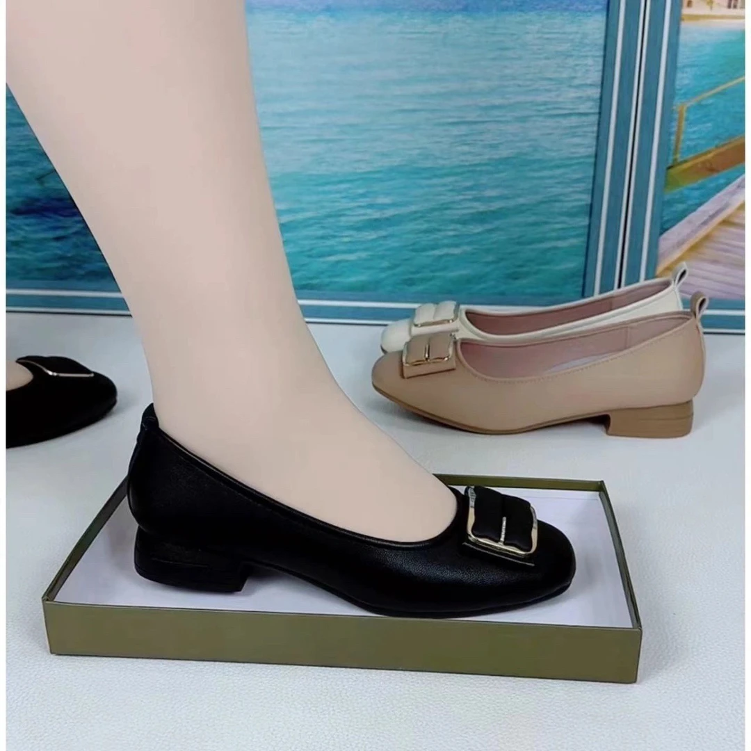 2025圆头新款皮鞋女士休闲百搭漆皮浅口软底软皮时尚妈妈舒适单鞋