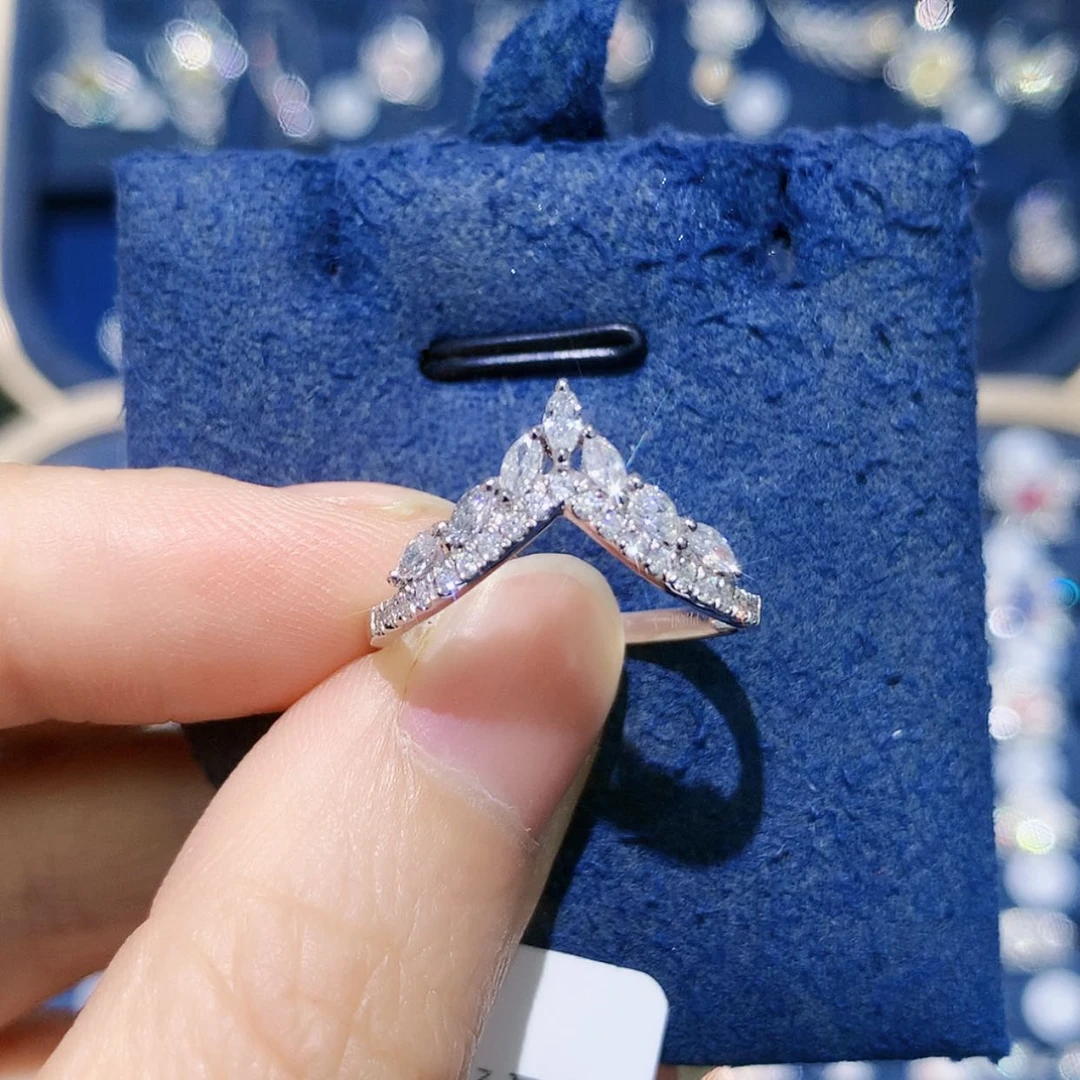 【闪购商品】铂Pt900镶嵌戒托钻石皇冠V戒