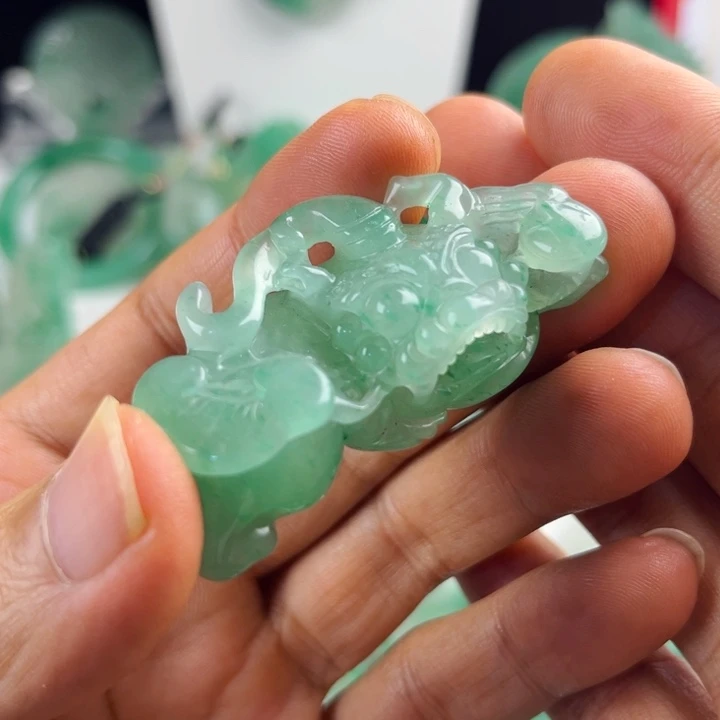 颈饰未镶嵌石英质玉