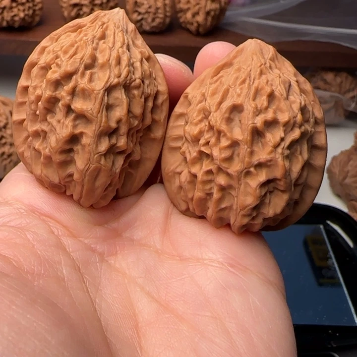 文玩核桃吊坠泪****?望瓶梅36尖伤