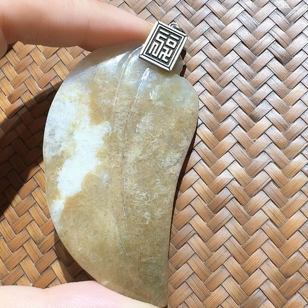 翡翠未镶嵌颈饰个性十足