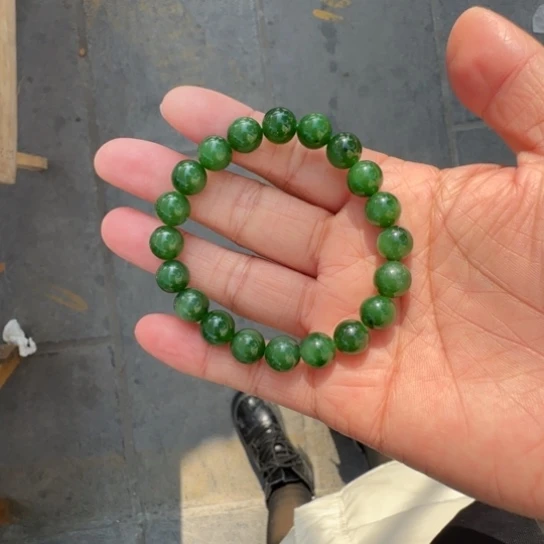 和田玉手链未镶嵌俄罗斯卡10冰辣阳绿，小点