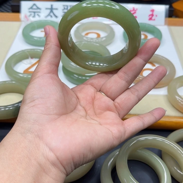 未镶嵌手镯石英质玉家**女