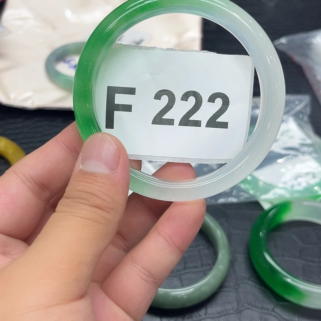 翡翠手镯未镶嵌默认瑕疵