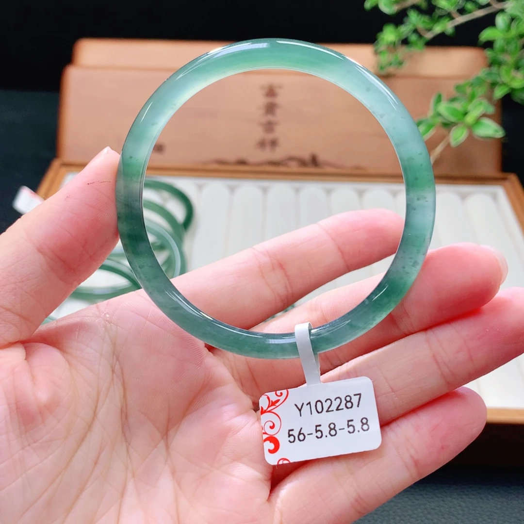 未镶嵌手镯（圆镯）翡翠
