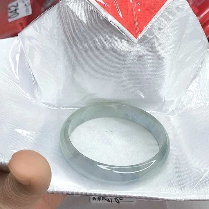 翡翠未镶嵌手镯一图一物实物为准（微瑕处理）