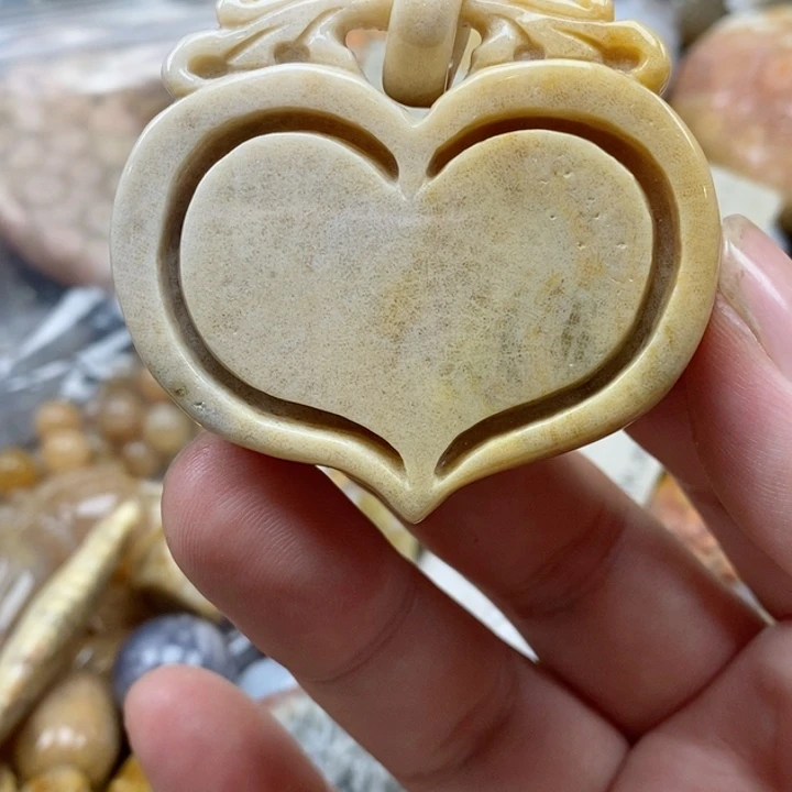 硅化珊瑚（珊瑚玉）未镶嵌颈饰有瑕