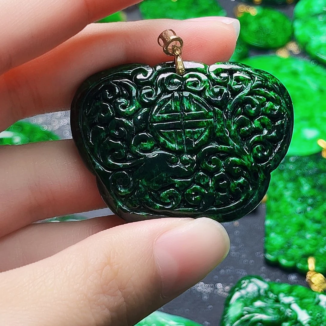 颈饰18K金镶嵌翡翠多样性