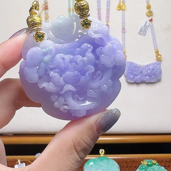 翡翠未镶嵌颈饰蝶恋花