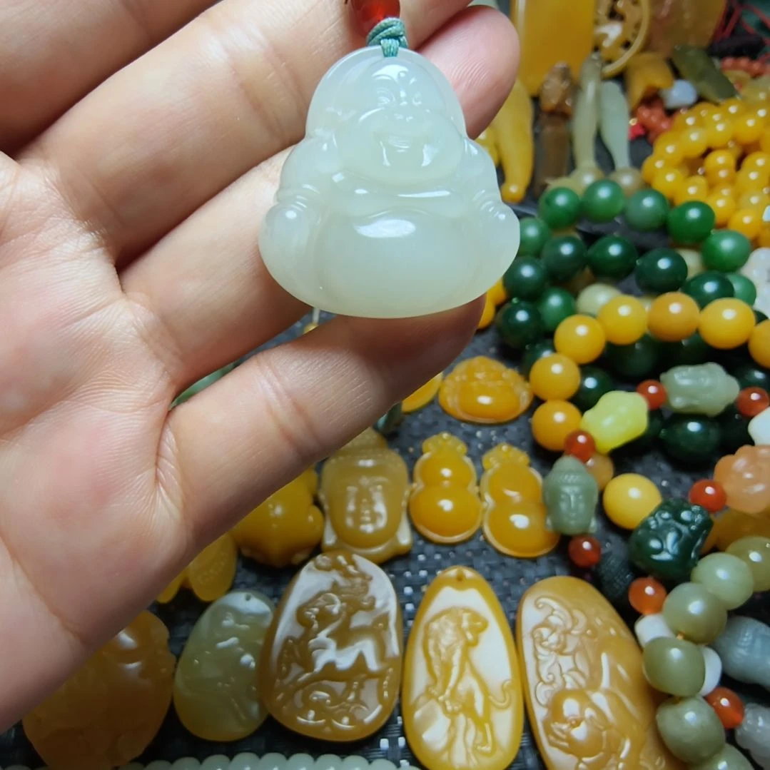 颈饰未镶嵌和田玉（青白玉）
