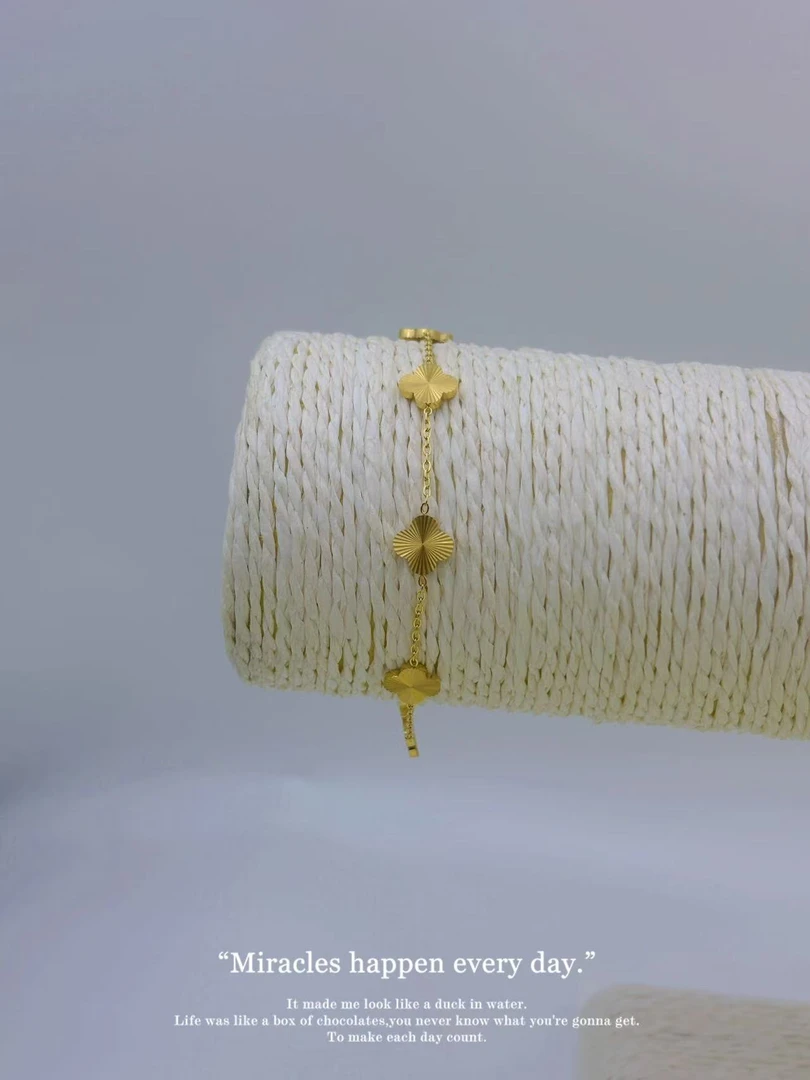 钛钢手链 【Kiss娜】钛钢3791精致镭射小花ins手链小众饰品金手链