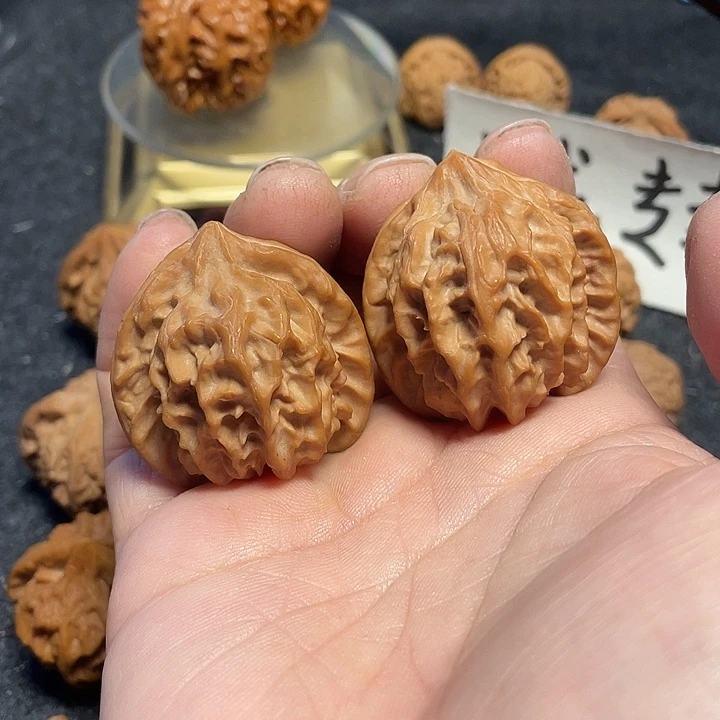 黄***点文玩核桃把件大龙