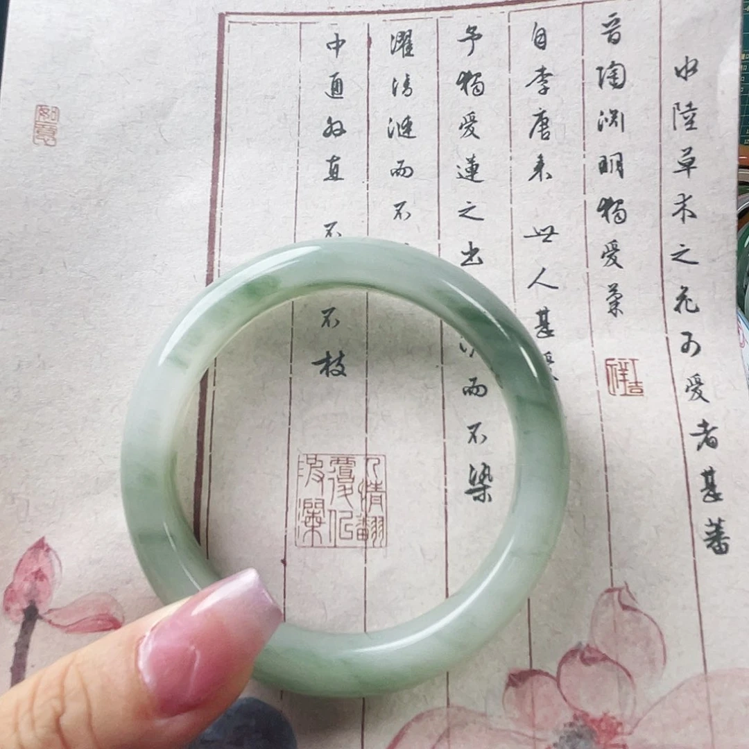 愫***巾石英质玉（天山翠）手镯未镶嵌