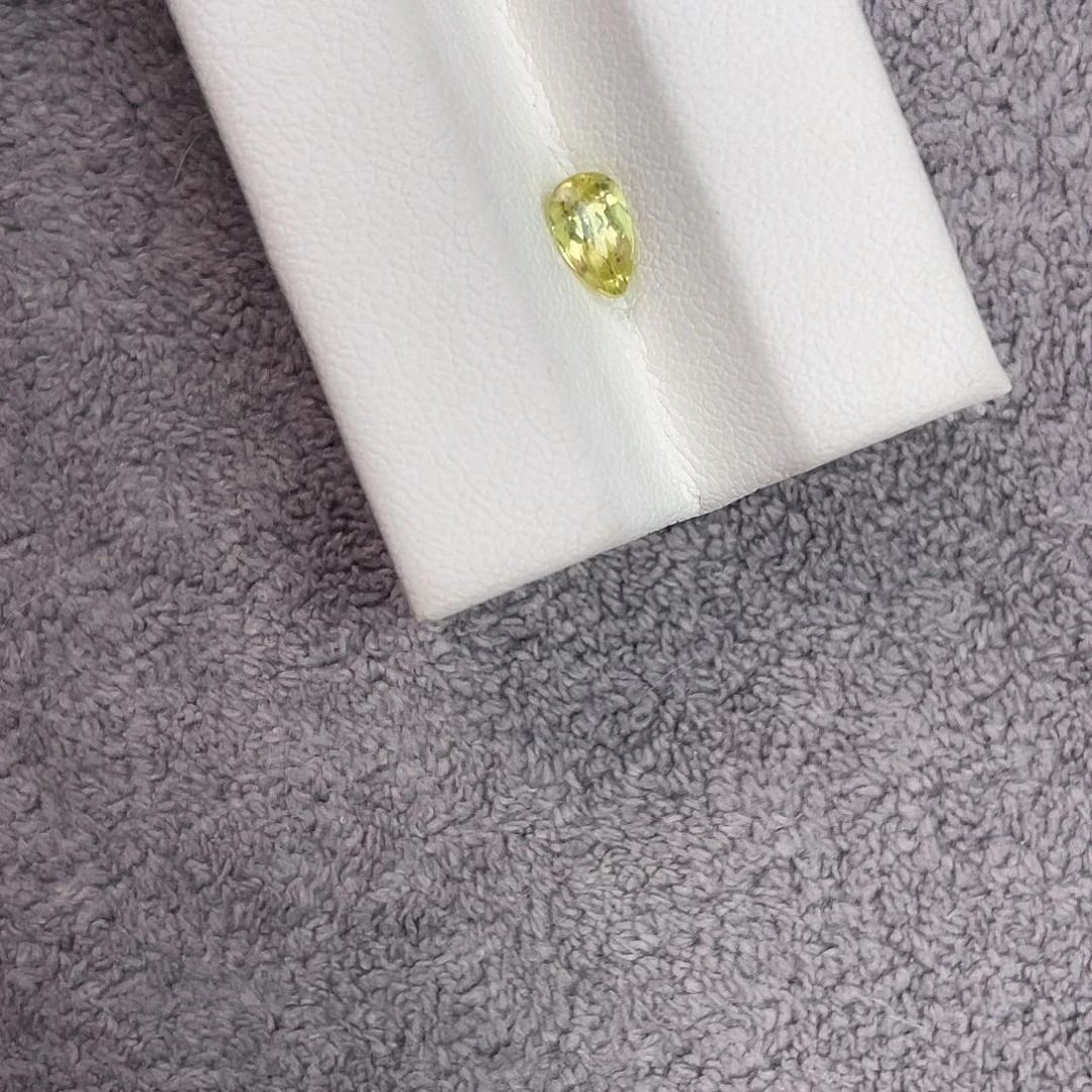 石榴石裸石未镶嵌0.69Ct。