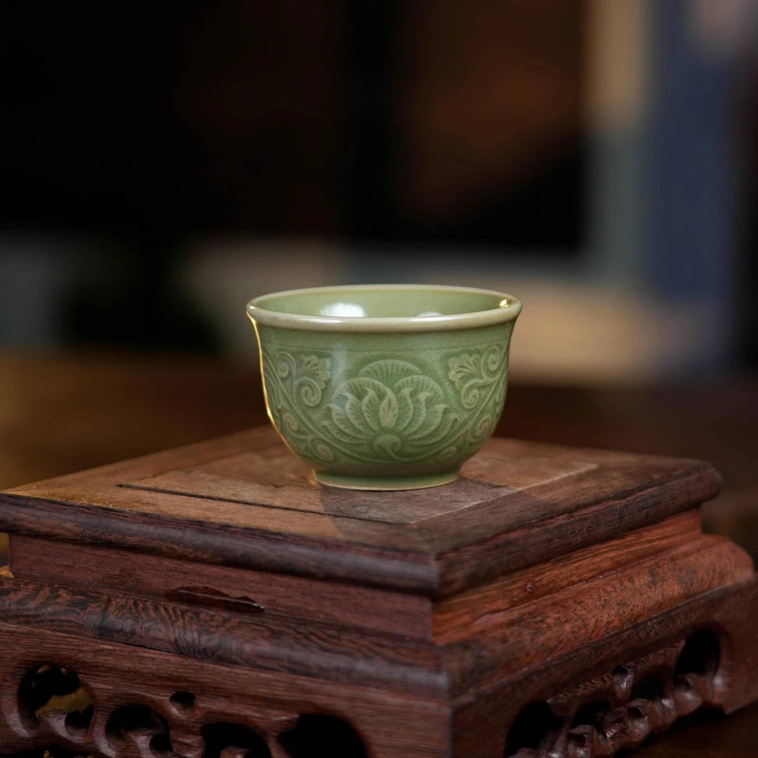 【观文荐瓷】50ml耀州窑青瓷缠枝菊纹茶杯酒杯黑泥三王杯泡茶复古