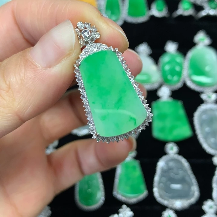 翡翠18K金镶嵌颈饰吊坠