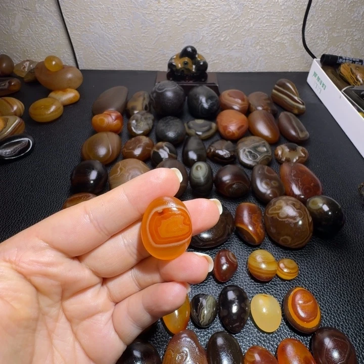 用***0瓷片马达加斯加奇石手把件浮雕
