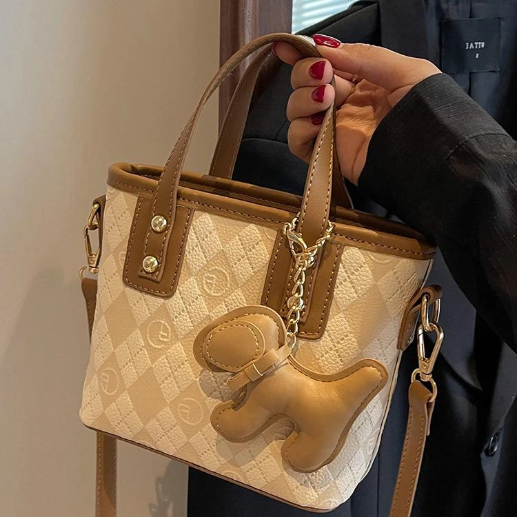 Charics&Kittn包包女2025新款斜挎包今年流行质感真皮手提水桶包