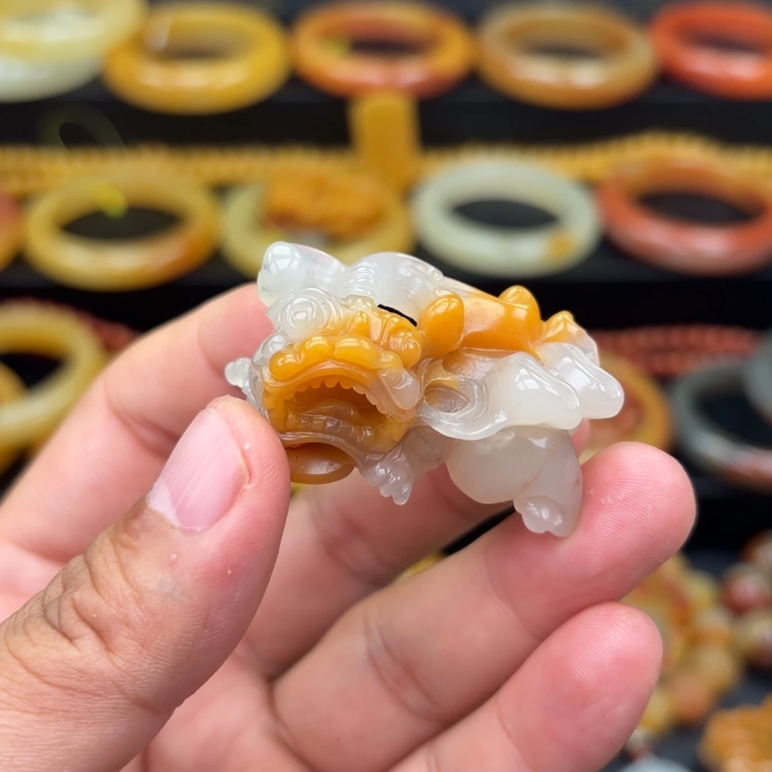 未镶嵌石英质玉（黄龙玉）手镯