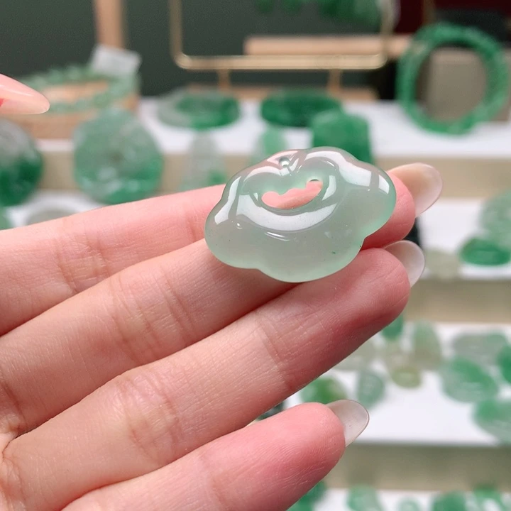 颈饰未镶嵌石英质玉?