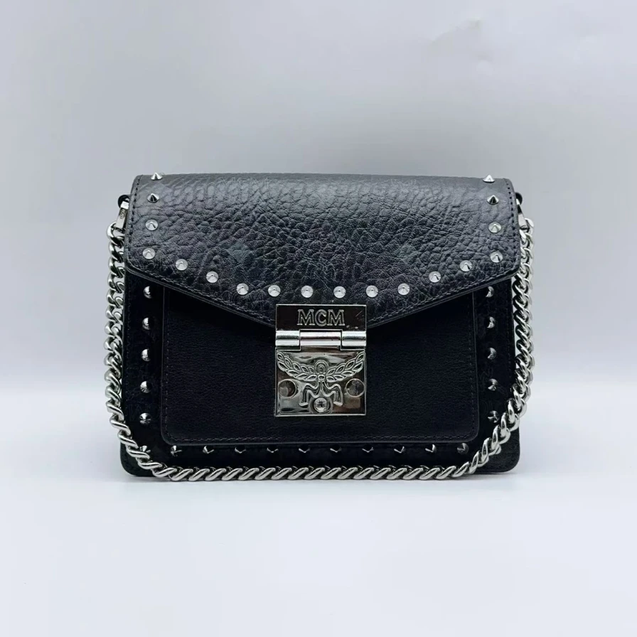95新 MCM  黑色铆钉斜挎包 1413 8396