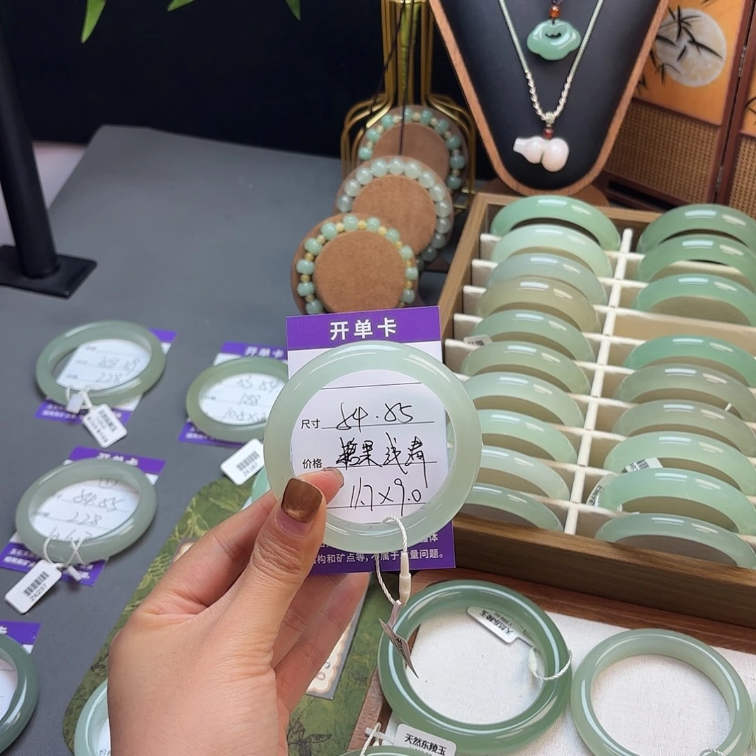 东陵石未镶嵌手镯