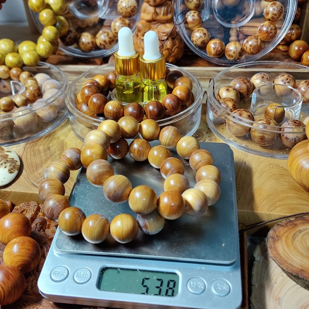 R**d太行崖柏手工艺品
