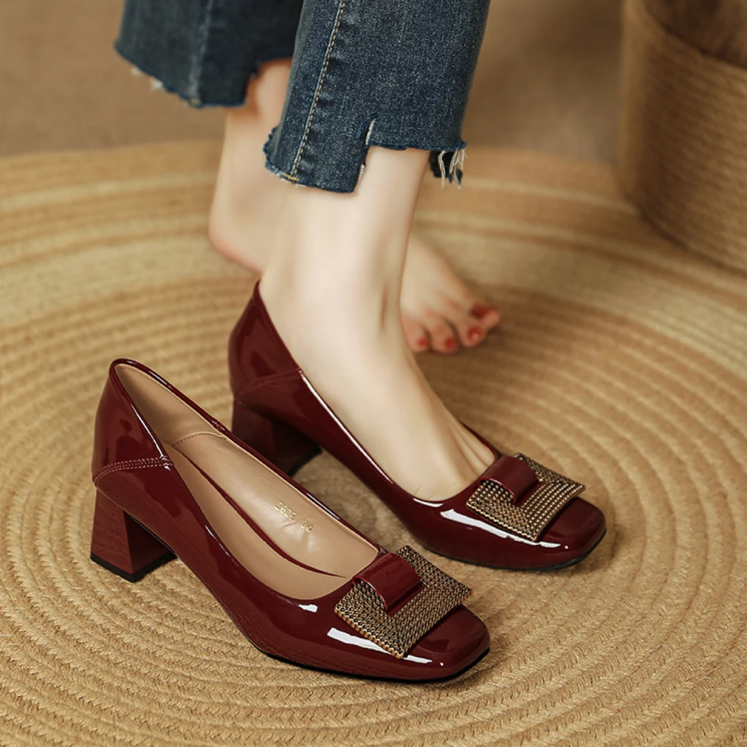 法式金属扣漆皮方头浅口粗跟单鞋女2025春秋新款中高跟酒红色婚鞋