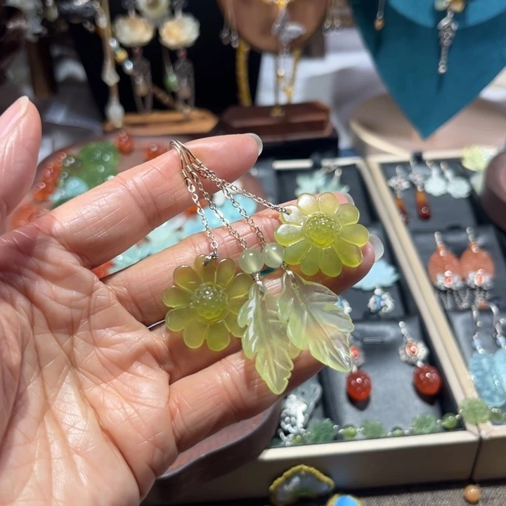 蛇纹石玉未镶嵌耳饰