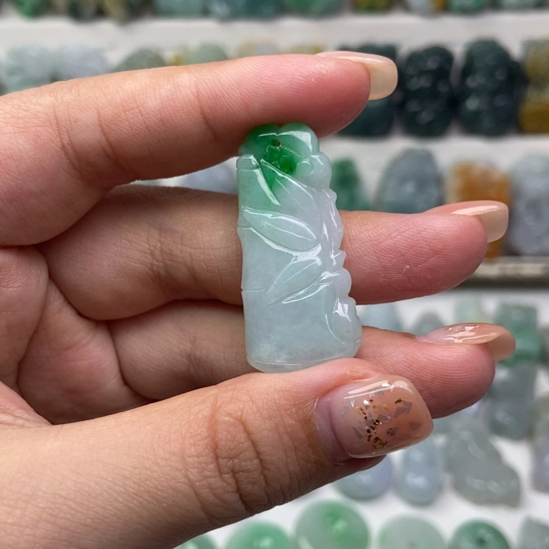 翡翠未镶嵌吊坠(赠链)