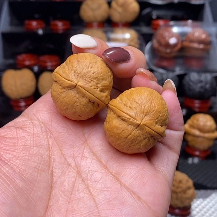 文玩核桃把件手捻龙珠…………87