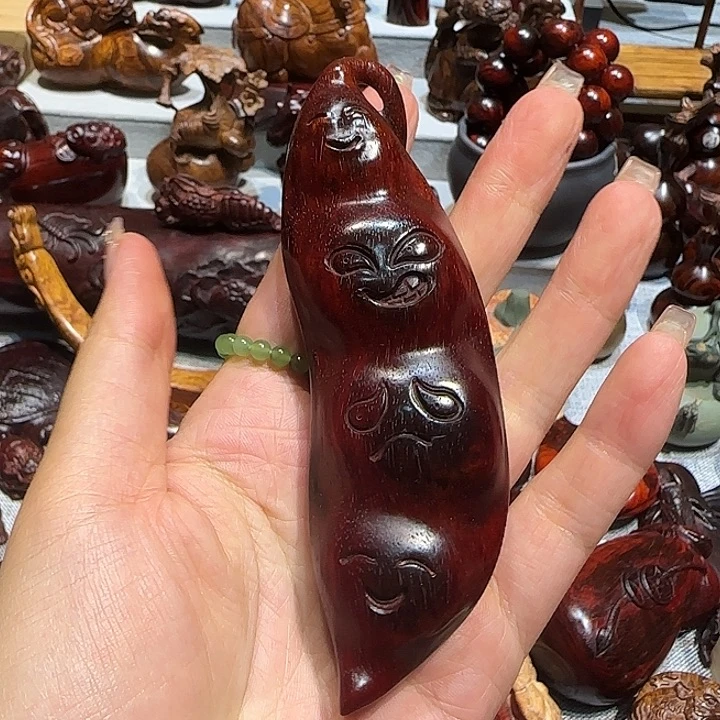 一***光木小叶紫檀雕刻豆角把件