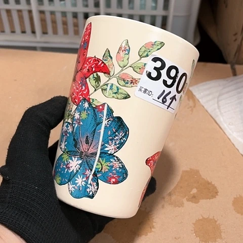 微瑕，不能明火，口径9厘米，高度12贴花没有贴好，2个杯子