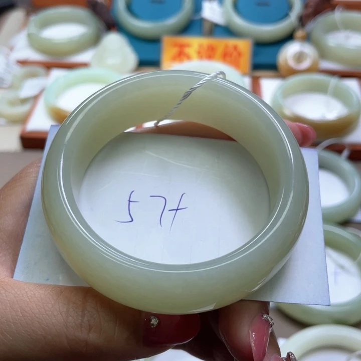 和田玉手镯未镶嵌