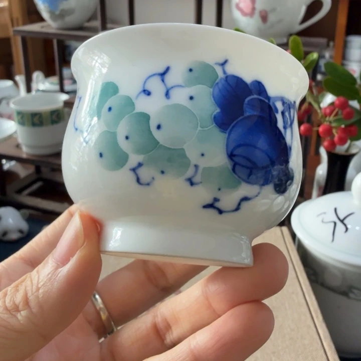 釉下手绘葡萄茶杯主人杯