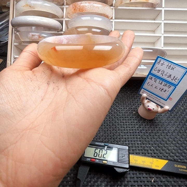 玛瑙/玉髓颈饰未镶嵌是***?