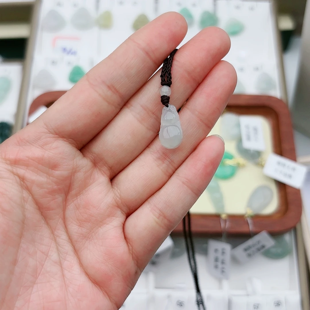 翡翠颈饰未镶嵌葫芦