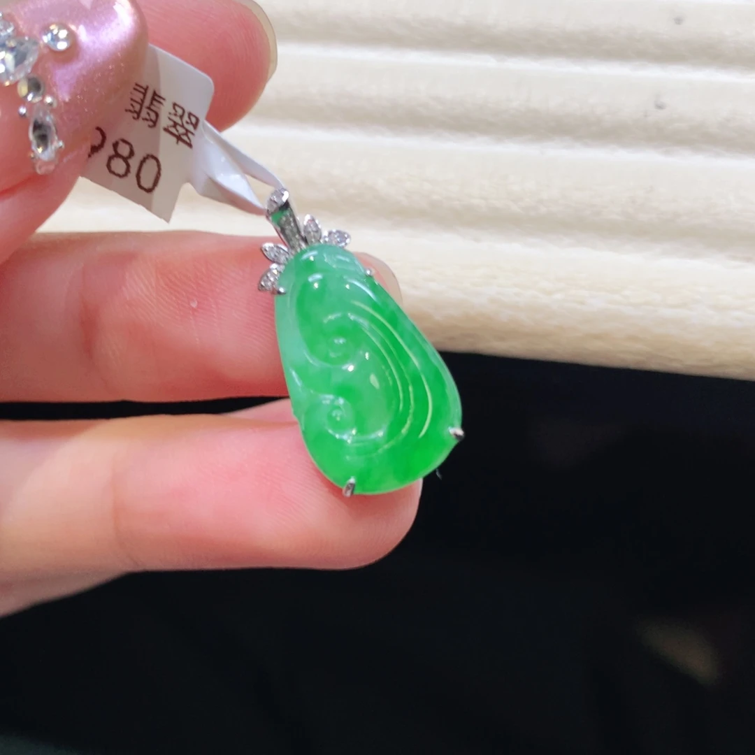 翡翠18K金镶嵌颈饰