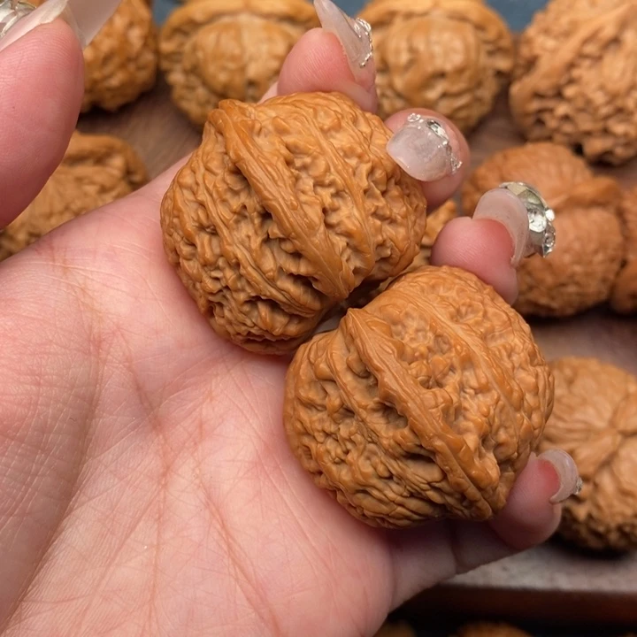 文玩核桃把件全品红皮绣球37.5