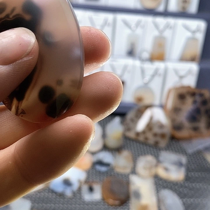 未镶嵌玛瑙/玉髓珠宝奇石制****?